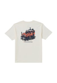 Camiseta de algodón de color crema con mangas cortas, que presenta un gráfico de un SUV naranja entre plantas en la parte posterior, con el texto "Billabong Adventure Division".