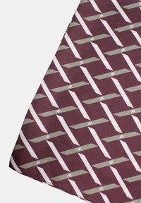 Sciarpa bordeaux con motivo a righe diagonali grigie e bianche, con dettagli ripetuti delle lettere "A" e "X" in tutto il design.