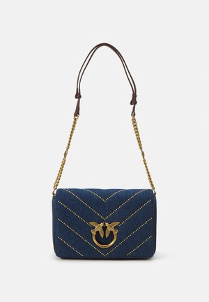 Blauwe denim schoudertas met gouden studs in chevronpatroon, gouden vogelgesp en kettingriem met leren detail aan de bovenkant.