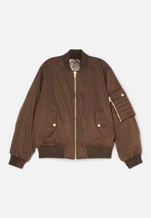 Hnedá bomber bunda so zipsovým zapínaním, dvomi prednými vreckami, rebrovanými manžetami a štruktúrovaným vreckom na rukáve so zipsom. Hladká, ľahká tkanina.