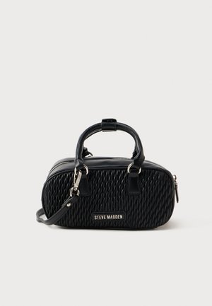 Czarna torebka Steve Madden z teksturowaną przednią częścią, dwoma górnymi uchwytami, odpinanym paskiem na ramię i zamknięciem na zamek błyskawiczny na jednolitym tle.