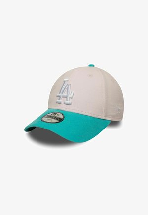 Cappellino con una parte superiore in tessuto beige chiaro e un visiera teal. Presenta il logo "LA" ricamato in bianco. Design strutturato con visiera curvata.