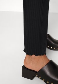 Mads Nørgaard SOLID LONNIE - Retuusid - püksid - black