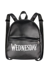 Zaino in pelle nera con forma arrotondata, dotato di una tasca frontale. La parola "WEDNESDAY" è impressa in grande carattere bianco nella parte frontale.