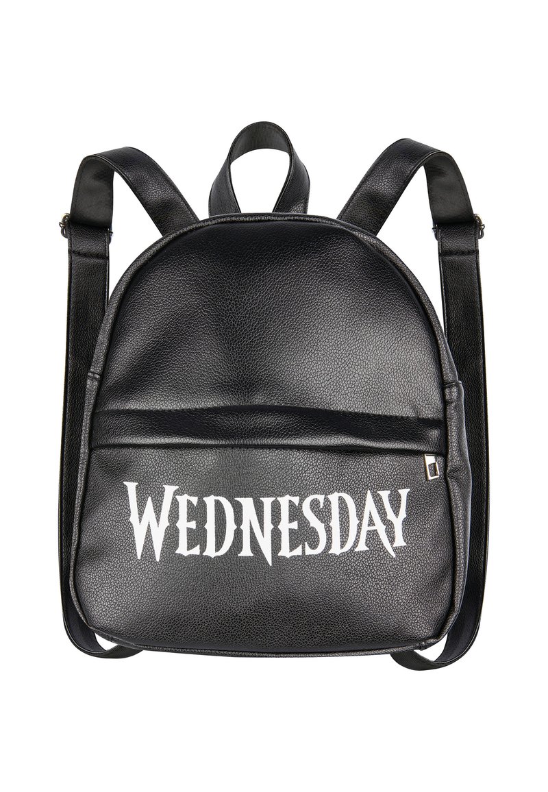 Zaino in pelle nera con forma arrotondata, dotato di una tasca frontale. La parola "WEDNESDAY" è impressa in grande carattere bianco nella parte frontale.