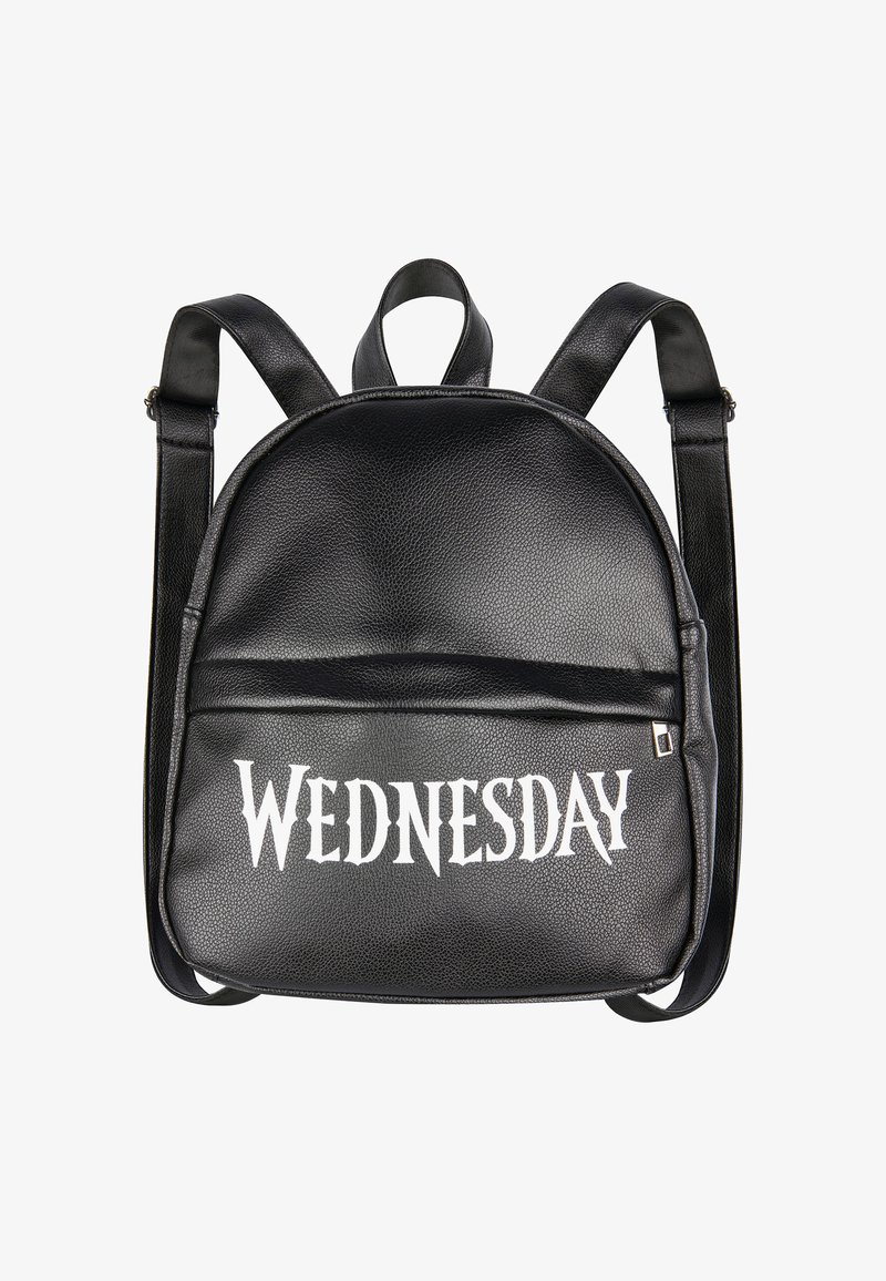 Czarna skórzana torba plecakowa o zaokrąglonym kształcie, z przednią kieszenią. Na przodzie znajduje się wytłoczone słowo "ŚRODA" dużą białą czcionką.