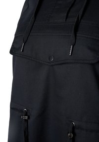 Svart tyg yttre kläder med en framficka, dragsko på huvan och metalldetaljer. Slät textur med synliga sömdetaljer.