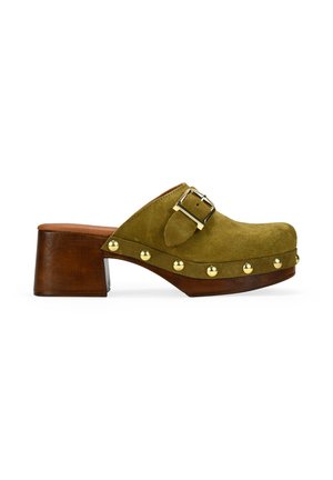 Zueco de ante verde oliva con tacón bloque de madera, tachuelas doradas decorativas a lo largo de la suela y correa con hebilla dorada ajustable.