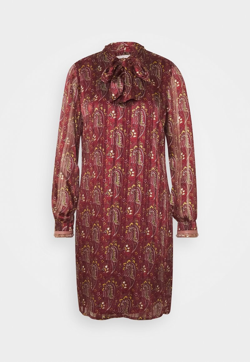 Viininpunainen mekko, jossa on kukkakuvio ja paisley-kuvio, korkea kaulus ja rusetti, pitkät läpikuultavat hihat sekä suora leikkaus. Pehmeä, kevyt kangas.