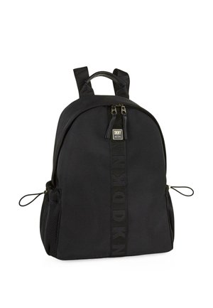 Mochila negra con textura suave, dos compartimentos con cremallera y un detalle con el logo. Cuenta con bolsillos laterales de malla y correas ajustables.