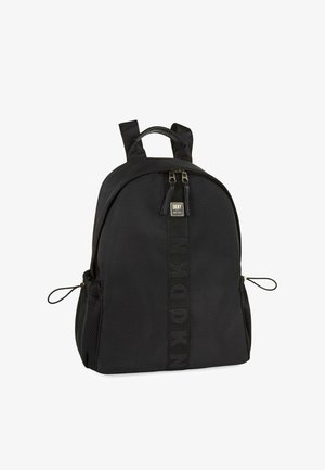 Mochila negra con textura suave, dos compartimentos con cremallera y un detalle con el logo. Cuenta con bolsillos laterales de malla y correas ajustables.