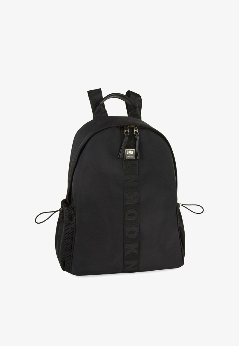 Mochila negra con textura suave, dos compartimentos con cremallera y un detalle con el logo. Cuenta con bolsillos laterales de malla y correas ajustables.