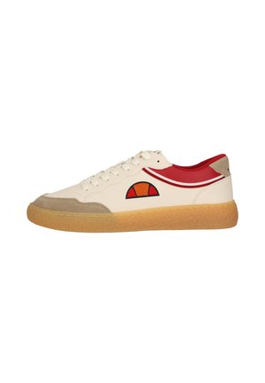 Sneaker crema low-top con suola in gomma, punta in pelle scamosciata beige, dettagli sul colletto rossi e bianchi, e logo a mezzaluna nero e arancione sul lato.