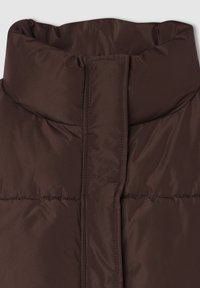 Collo della giacca imbottita marrone con un alto collo, texture liscia e sottili dettagli di cucitura lungo i bordi.