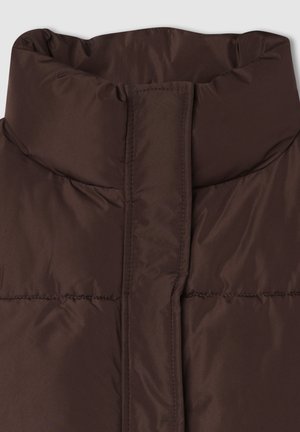 Brązowa ocieplana kurtka z kołnierzem o wysokim dekolcie, gładką fakturą i subtelnymi detalami przeszycia wzdłuż krawędzi.