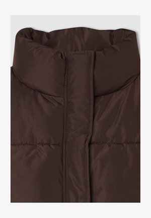 Brązowa ocieplana kurtka z kołnierzem o wysokim dekolcie, gładką fakturą i subtelnymi detalami przeszycia wzdłuż krawędzi.