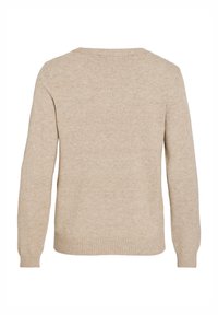 Suéter de punto beige con cuello redondo y mangas largas. Presenta puños y dobladillo acanalados, textura suave y un diseño minimalista.