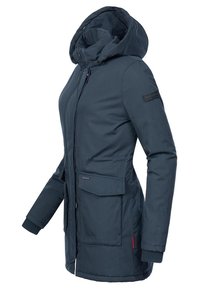 Parka de color azul marino con capucha, que cuenta con cierre de cremallera, dos bolsillos frontales, puños acanalados y un logo en la manga.