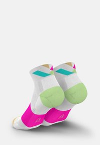 Bunte Socken mit weißem Stoff, der pinke, grüne sowie geometrische teal- und goldfarbene Muster an den Bündchen und Sohlen aufweist.