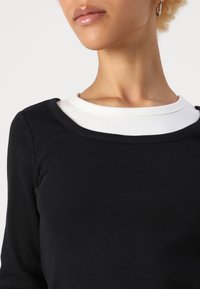 ONLY Petite ONLRYLEIGHT LIFE - Tops ar garām piedurknēm - black/bright white