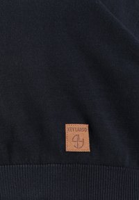 Navy gestrickter Pullover mit strukturiertem Material, geripptem Saum und einem hellbraunen Lederetikett mit dem eingPrägung "Key Largo".