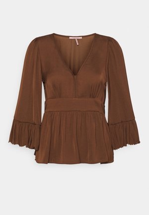 Bruine V-hals blouse van lichtgewicht stof met uitlopende, gerimpelde mouwen en een geplooide taille, met een subtiele glans en zachte textuur.