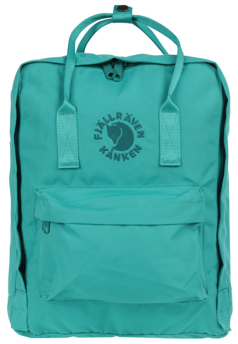 Mochila Fjällräven Kånken en color verde azulado, hecha de un tejido duradero. Cuenta con asas superiores, un bolsillo frontal y un parche con el logo. Forma rectangular.