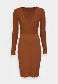 Vestido de manga longa com textura canelada em castanho quente. Decote em V com design envolvente; silhueta ajustada com textura suave. A bainha termina logo acima do joelho.