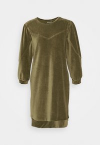 Vestido de terciopelo verde oliva con mangas abullonadas largas, escote redondo y un corte holgado. Presenta un dobladillo inferior ligeramente ajustado.