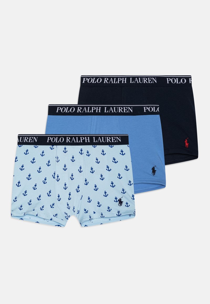Drie paren boxershorts: lichtblauw met ankerpatroon, effen blauw en effen marineblauw. Allemaal met zwarte elastische taillebanden met logo.