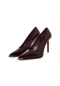 Décolleté in vernice bordeaux con punta affusolata, design elegante e un accento argentato sulla punta. Tacco a stiletto.