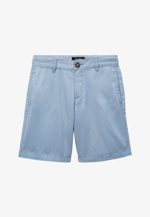 Shorts bleu clair arrivant aux genoux avec poches avant, fermeture à bouton, passants pour ceinture et une étiquette de marque noire à l'intérieur de la ceinture.