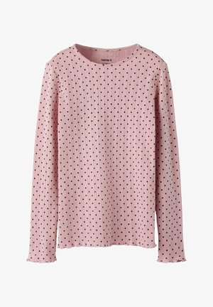 Roze trui met lange mouwen en een geribbelde textuur, met een patroon van kleine zwarte stippen en een ronde halslijn. De randen zijn licht rafelig.