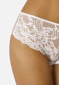 Witte kanten hipster panties met een bloemenpatroon, doorschijnend materiaal, gegolfde randen en een gladde tailleband. Geweven patroon over het geheel.