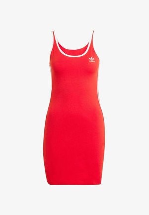 Czerwona sukienka bez rękawów Adidas z białym wykończeniem i małym białym logo Adidas na górnej lewej części klatki piersiowej, dopasowany krój.