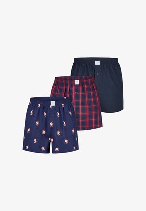 Drei Herrenboxershorts: marineblau mit Weihnachtsmannmotiv, kariert in Rot und Marineblau, einfarbig marineblau. Jede hat einen elastischen Bund und eine entspannte Passform.