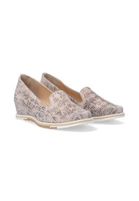 Wedge instapschoenen gemaakt van gemusterd textuurbeige materiaal, met uitsnijdingen, een lichtgekleurde zool en een subtiele glans.