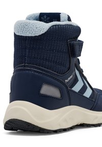 Granatowe sportowe buty wysokie z teksturowaną cholewką, jasnoniebieskimi akcentami, wzmocnionym piętą i gumową podeszwą z wzorami antypoślizgowymi.
