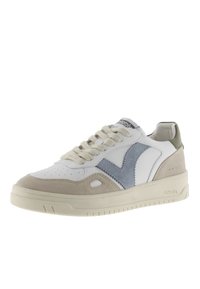Zapatilla de deporte blanca de cuero con detalles en gamuza gris claro y un elemento de diseño azul. Presenta una suela beige y cordones redondos. Logo en la lengüeta.