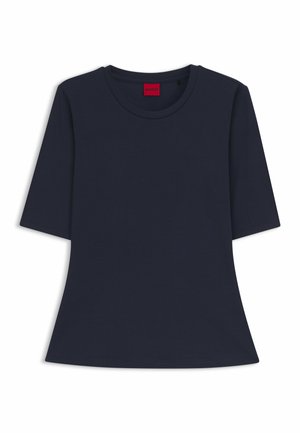 T-paita tummansinisestä pehmeästä puuvillasta, jossa on pyöreä kaula-aukko ja lyhyet hihat. Slim fit -muotoilu, jossa on sileä tekstuuri. Punainen etiketti kaula-aukossa.