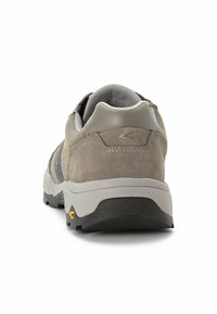 Grau Wildlederschuh für Wanderungen mit einem Mesh-Futter, verstärktem Fersenbereich, schwarzer Gummisohle und gelbem Akzent an der Seite. Breites, stabiles Design.