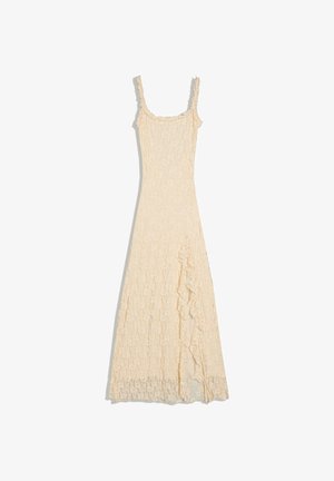 Maxi šaty krémovej farby z čipky s tenkými ramienkami, priliehavým živôtikom a volánikovým rozparkom na ľavej strane.