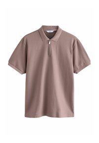 Polo de manga corta en rosa empolvado, hecho de una tela texturizada, que presenta un cuello con cremallera y un cuello clásico con bordes suaves.
