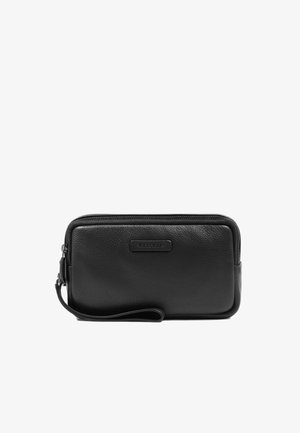 Portafoglio in pelle nera con superficie testurizzata, dotato di chiusura lampo e cinturino da polso. Piccolo dettaglio con logo sul davanti. Forma rettangolare compatta.