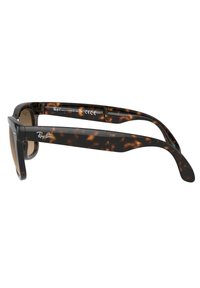 Gli occhiali da sole Ray-Ban tartaruga presentano una montatura quadrata audace, lenti marroni e aste eleganti con il logo del marchio sulle tempie.