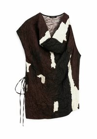 Robe en tissu froissé avec motifs abstraits marron, noir et blanc, dotée d'un col bénitier et de détails noués sur les côtés.