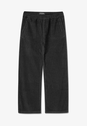 Czarnie spodnie corduroy z elastycznym paskiem w talii, szerokimi nogawkami i subtelną fakturą. Posiadają dwie boczne kieszenie i przeszywane wykończenia.