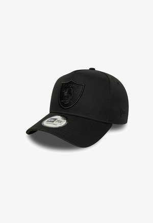 Schwarze Kappe mit gebogenem Schirm, die auf der Vorderseite mit einem geprägten Raiders-Logo versehen ist, aus strukturiertem Stoff gefertigt und mit einem verstellbaren Riemen auf der Rückseite.}}},