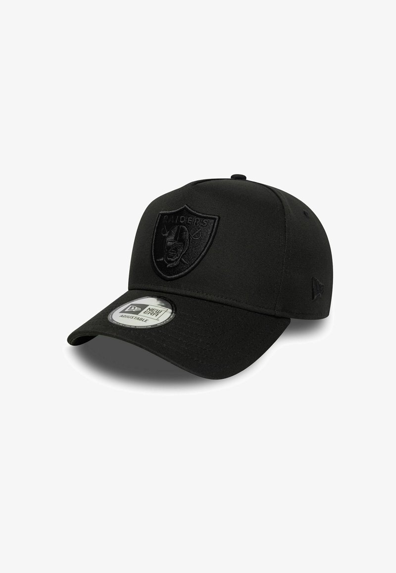 Schwarze Kappe mit gebogenem Schirm, die auf der Vorderseite mit einem geprägten Raiders-Logo versehen ist, aus strukturiertem Stoff gefertigt und mit einem verstellbaren Riemen auf der Rückseite.}}},