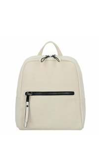 Zaino di un leggero beige realizzato in tessuto testurizzato, con una tasca frontale con zip dotata di accessori neri e doppie zipper superiori. Design compatto.